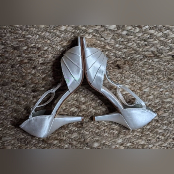 NEW Satin Dyeable White Heels David's Bridal Size 7 -w- Diamond Embellishments - Picture 3 of 12